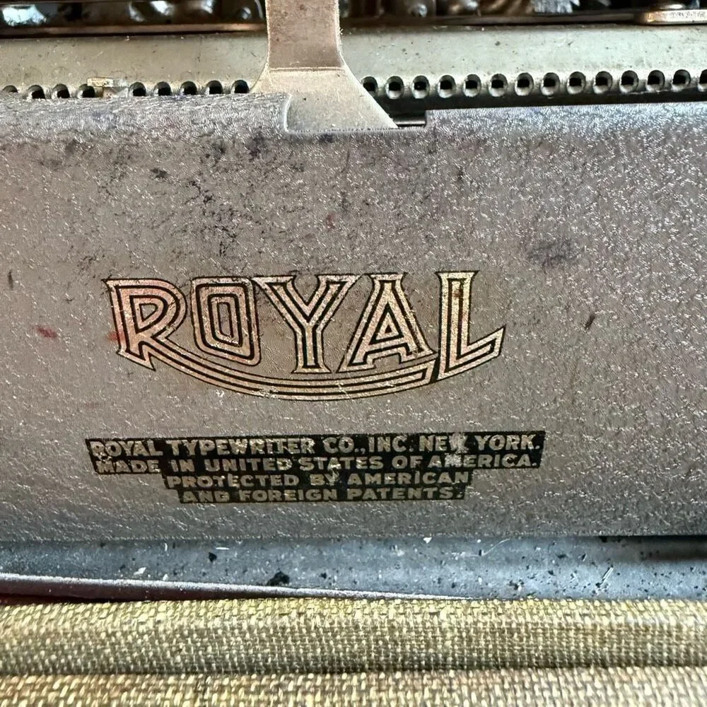 Royal Companion 1950s Portable Typewriter with Case – Classic Mid-Century Manual